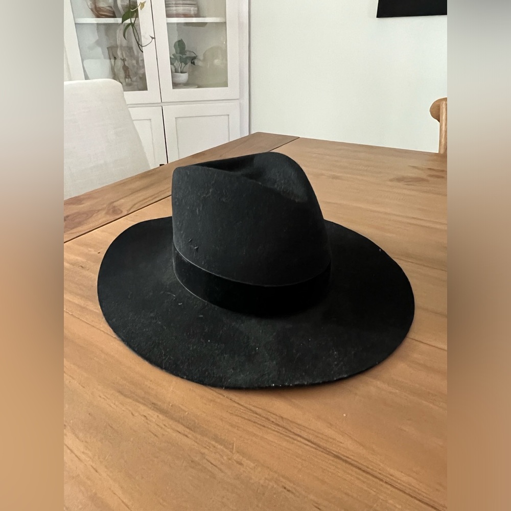 Lack of color black hat size medium